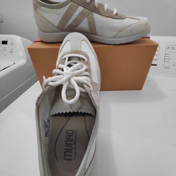 Women's Sneakers by Munro size 8 - Picture 4 of 11